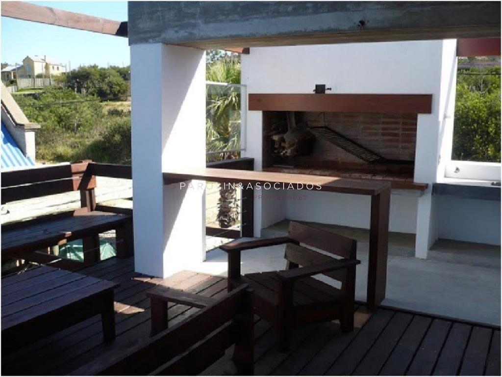 Hermosa casa en venta con piscina en Punta del Este.