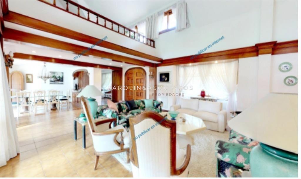 CASA EN VENTA DE 4 DORMITORIOS EN LUGANO
