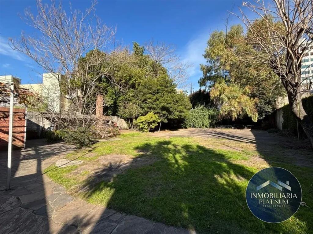 Casa en venta c/ cochera y amplio terreno en Parque Batlle