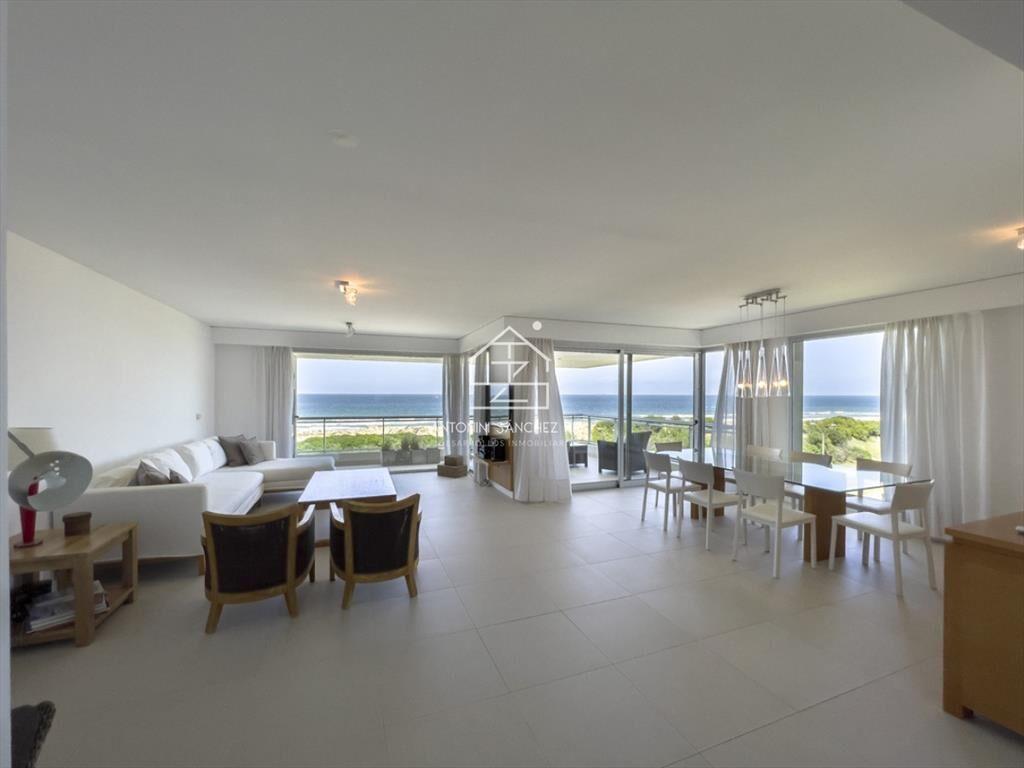 Apartamento ubicado frente al mar. 3 dorm + dependencia