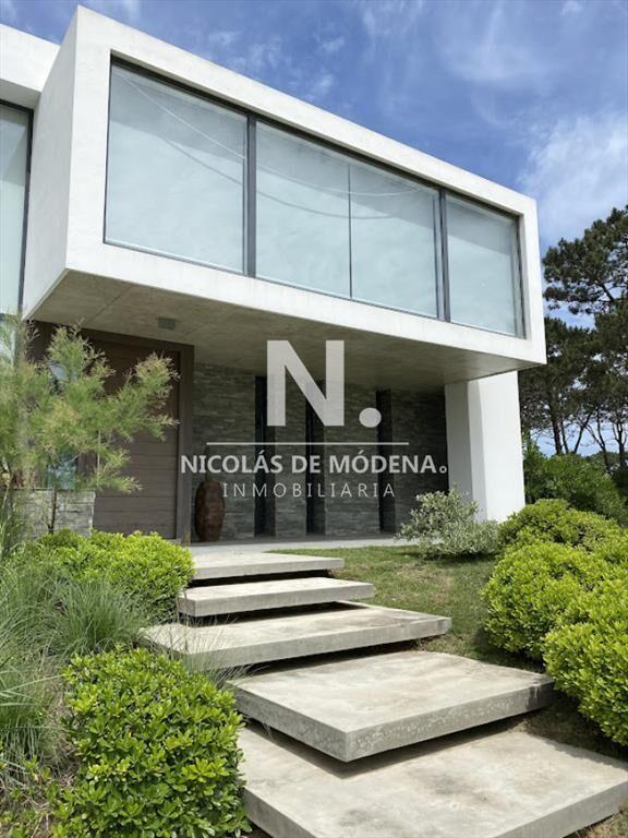 Vende casa en Pinar del Faro de 3 dormitorios.