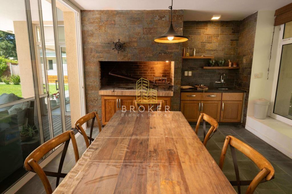 Venta y alquiler anual de impresionante casa de 400 m2 en b