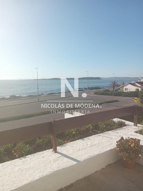 Vende Apartamento de 4 dormitorios,  Punta del