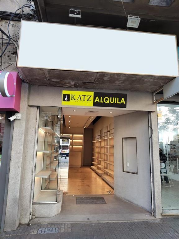 local, 18 de julio frente a la universidad, 70 m2 de salón,