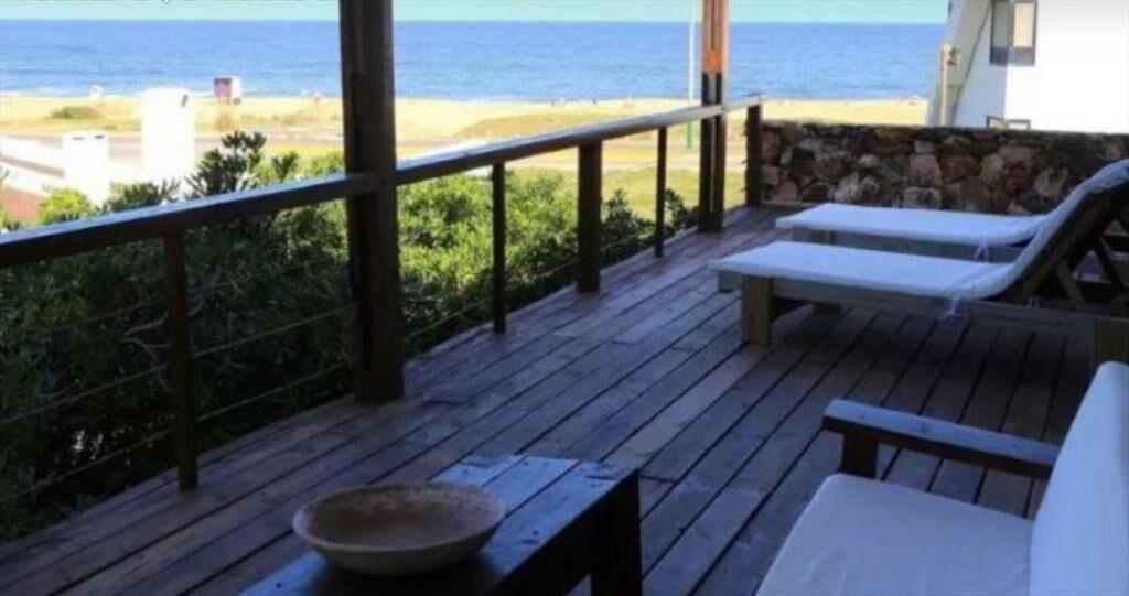 CASA EN VENTA DE 5 DORMITORIOS EN LA BARRA
