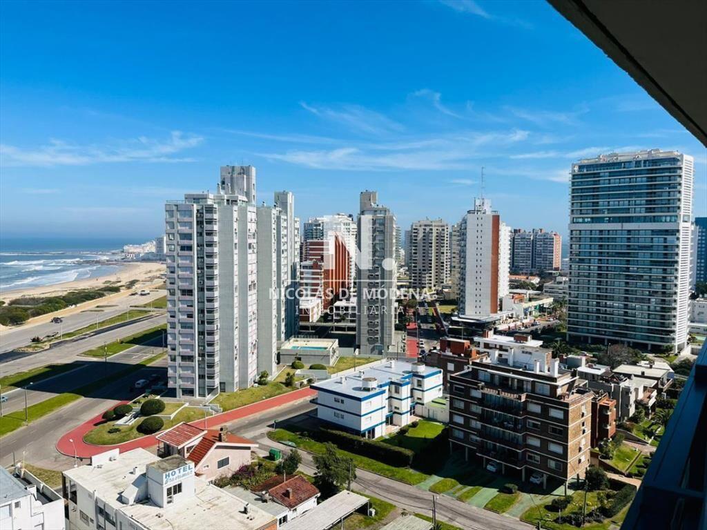 Vende apartamento de 2 dormitorios en Punta del