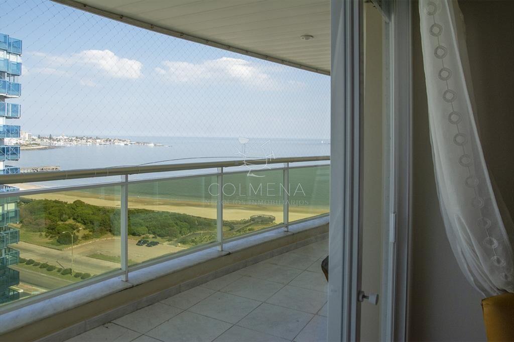 Departamento de 3 dormitorios en venta frente a Playa Mansa