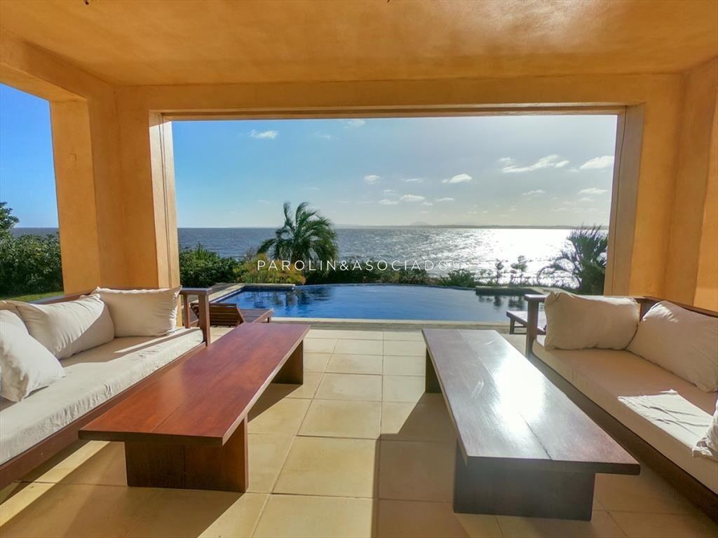 Espectacular casa en Punta Ballena sobre el mar