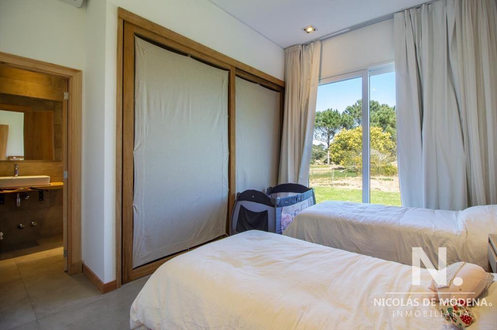 Moderna Casa de Cuatro dormitorios en Venta en JosÃ© Ignaci