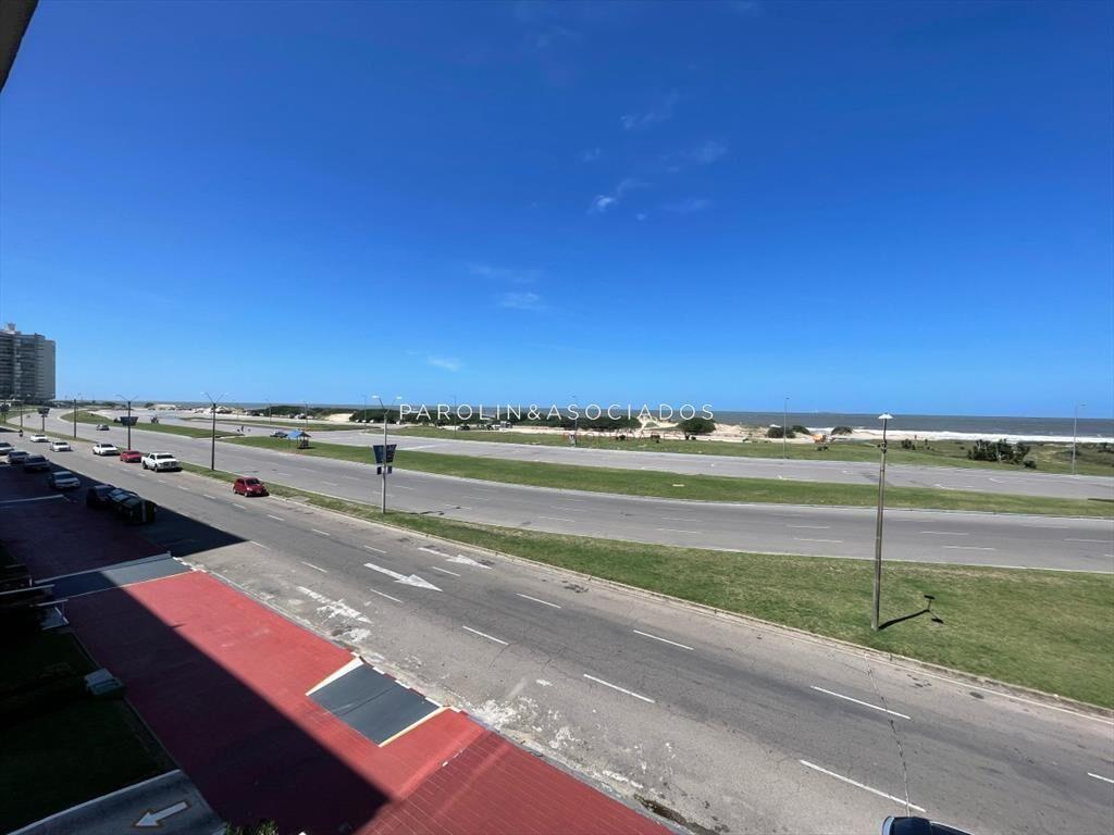 Apartamento de 2 dormitorios y dependencia de en