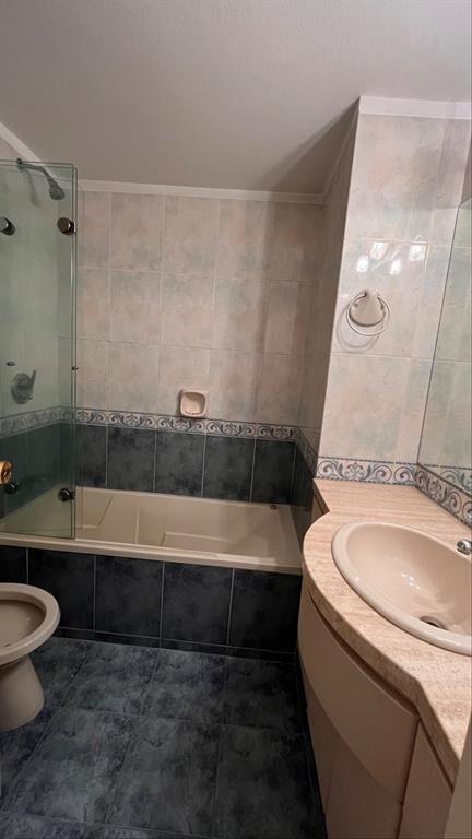 Apartamento 2 dormitorios, 2 baños, terraza al frente y gge