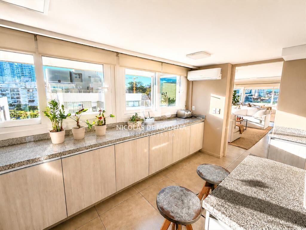 Apartamento de 3 dormitorios en venta frente a Playa Brava