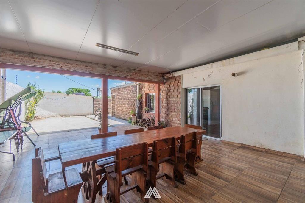 VENTA DE COCHERAS CON CASA EN COLON