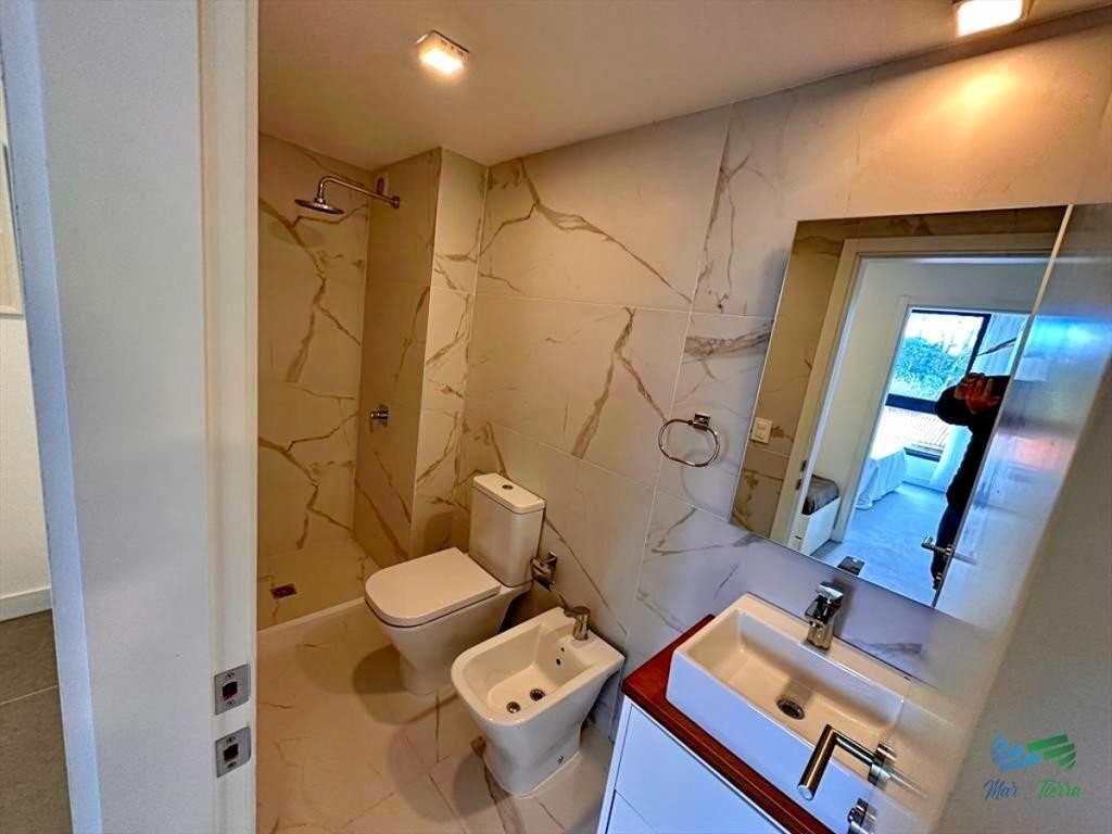 Vendo apartamento de 1 y 1/2 dormitorios a con en