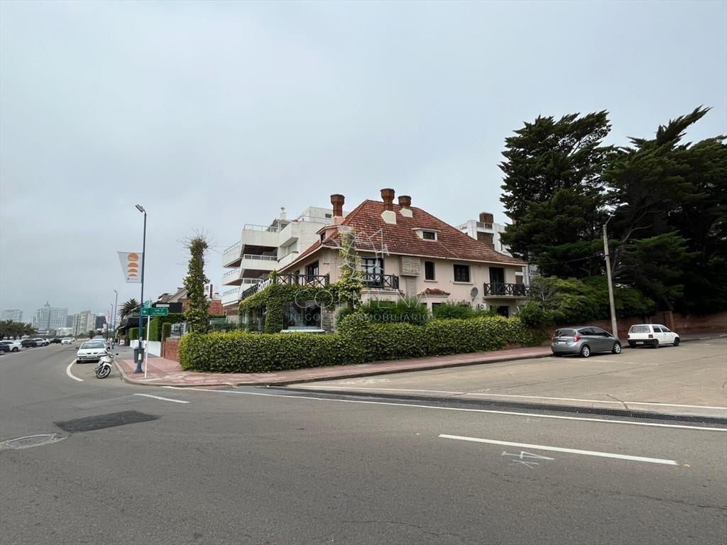 Casa de gran tamaño ubicada a pasos del Mar