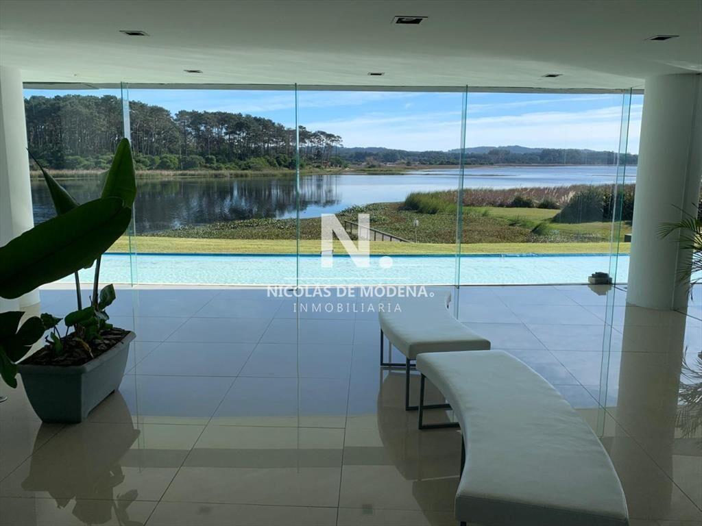 vende pent house duplex en playa mansa punta del