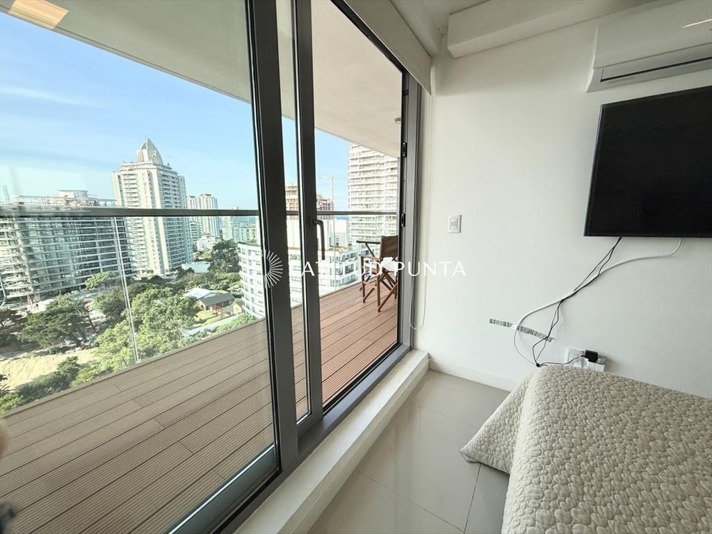 Brava, piso alto de 1 dormitorio y medio
