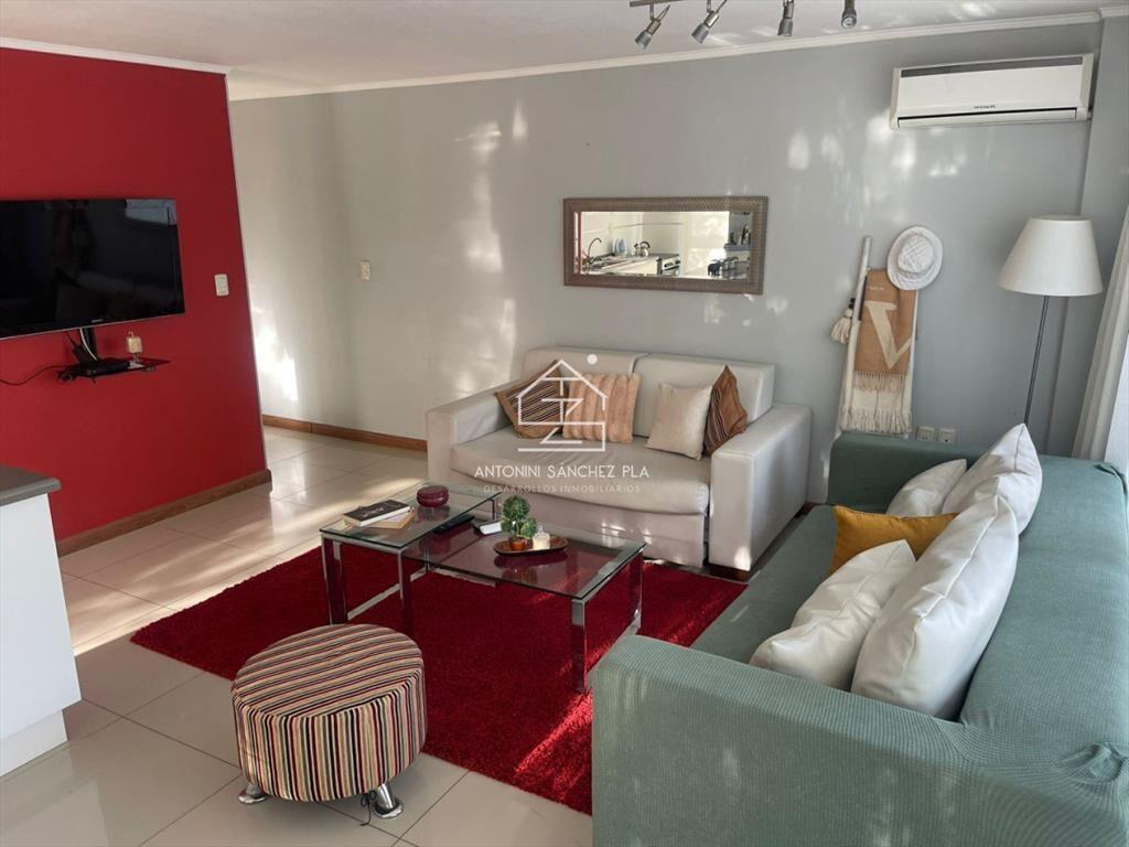AIDY GRILL UN DORMITORIO CON PISCINA