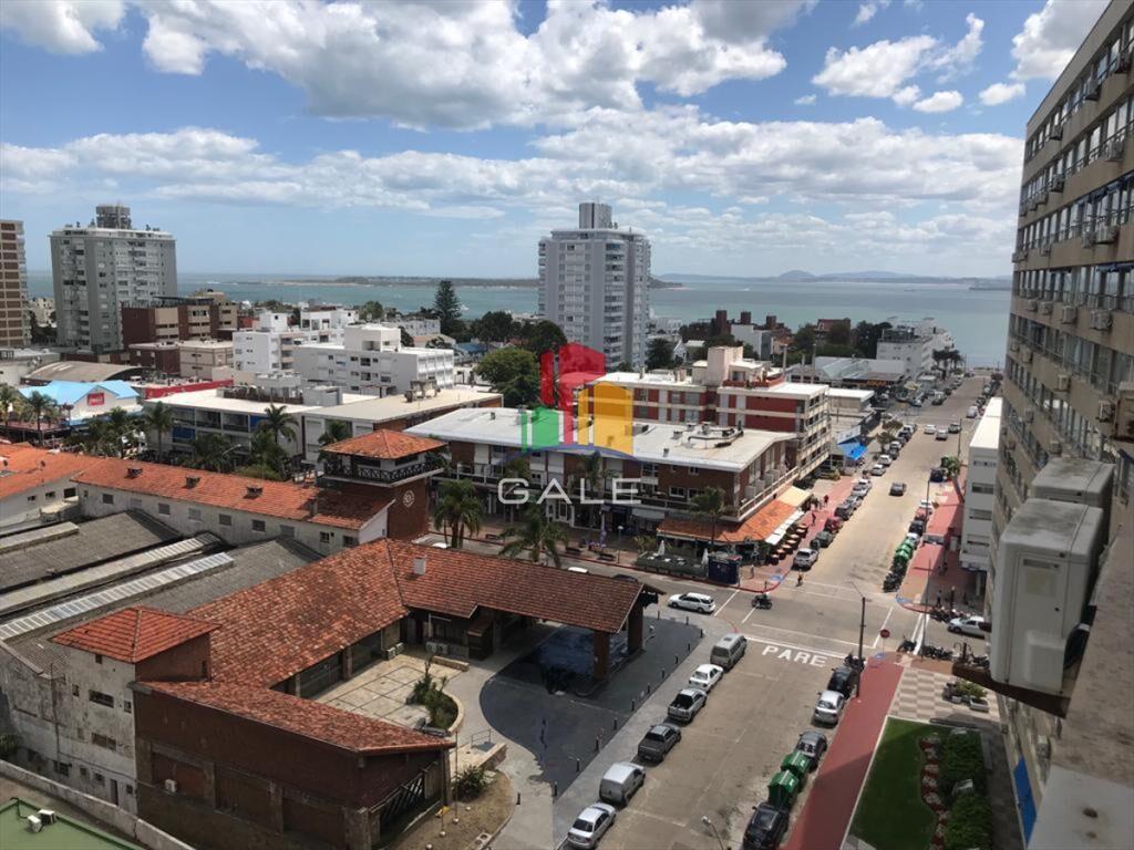 edificio a metros de playa brava