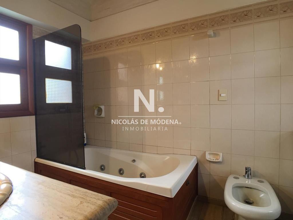 Vende casa de 3 dormitorios en suite con piscina,