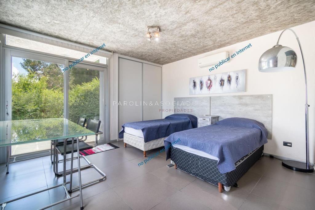 Venta de casa de 4 dormitorios en barrio Punta