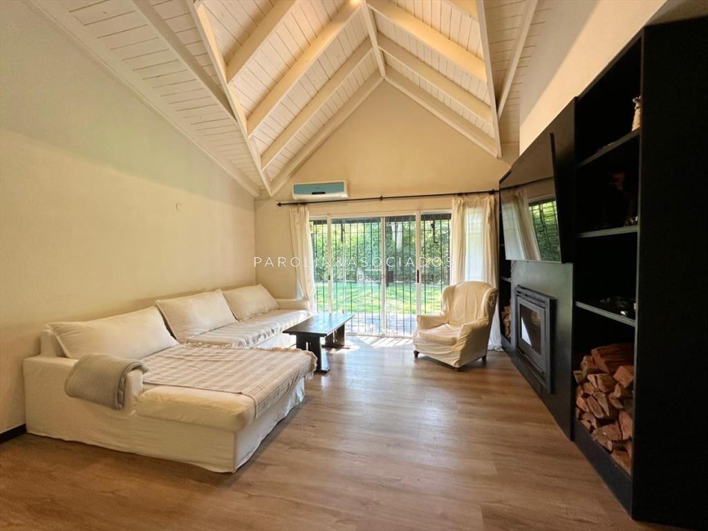 Casa En Venta De 5 Dormitorios + Dependencia de