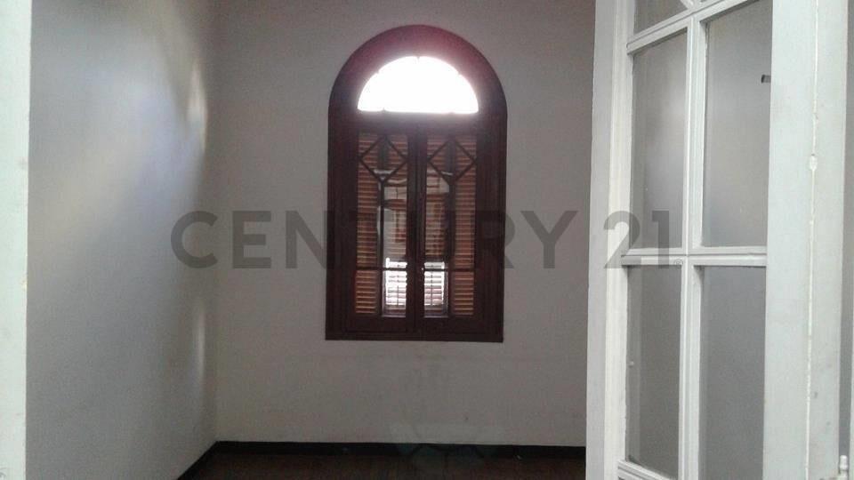 Casa de altos al frente. VILLA MUñOZ. 4 DORM. BALCON. Con...