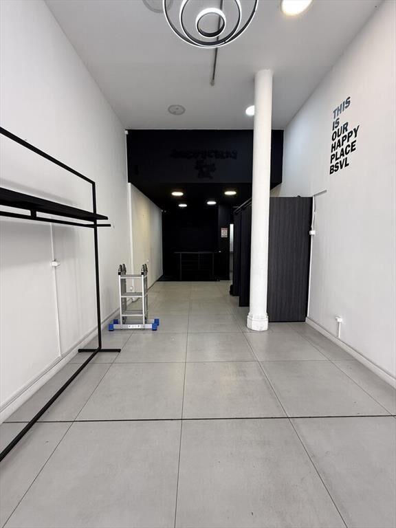 ALQUILER Local comercial sobre 18 de Julio esquina Vázquez.
