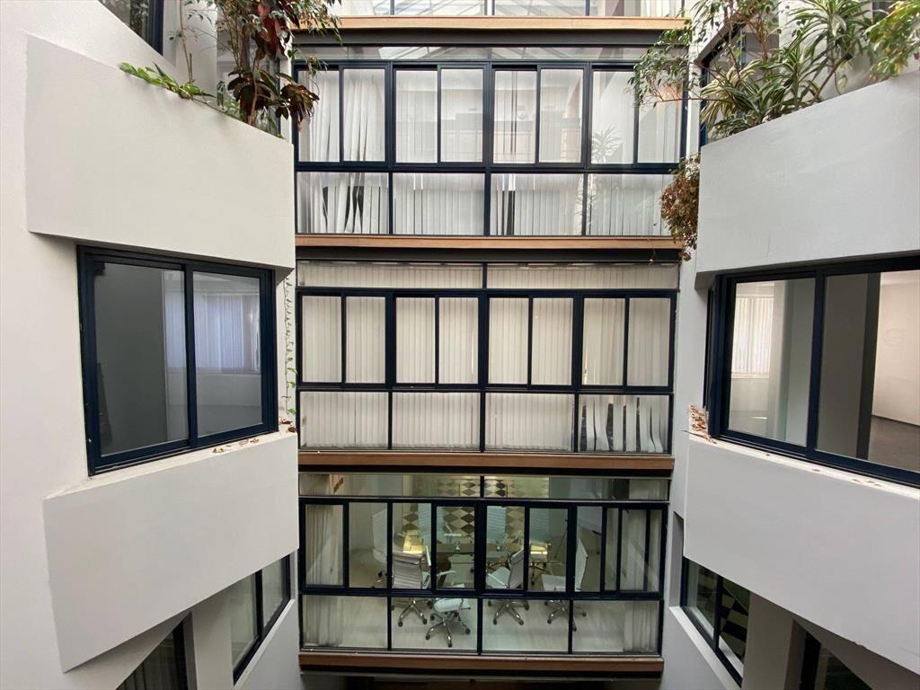 Alquiler - Oficina con vista a Plaza Matríz, 184 m2 con 42 d