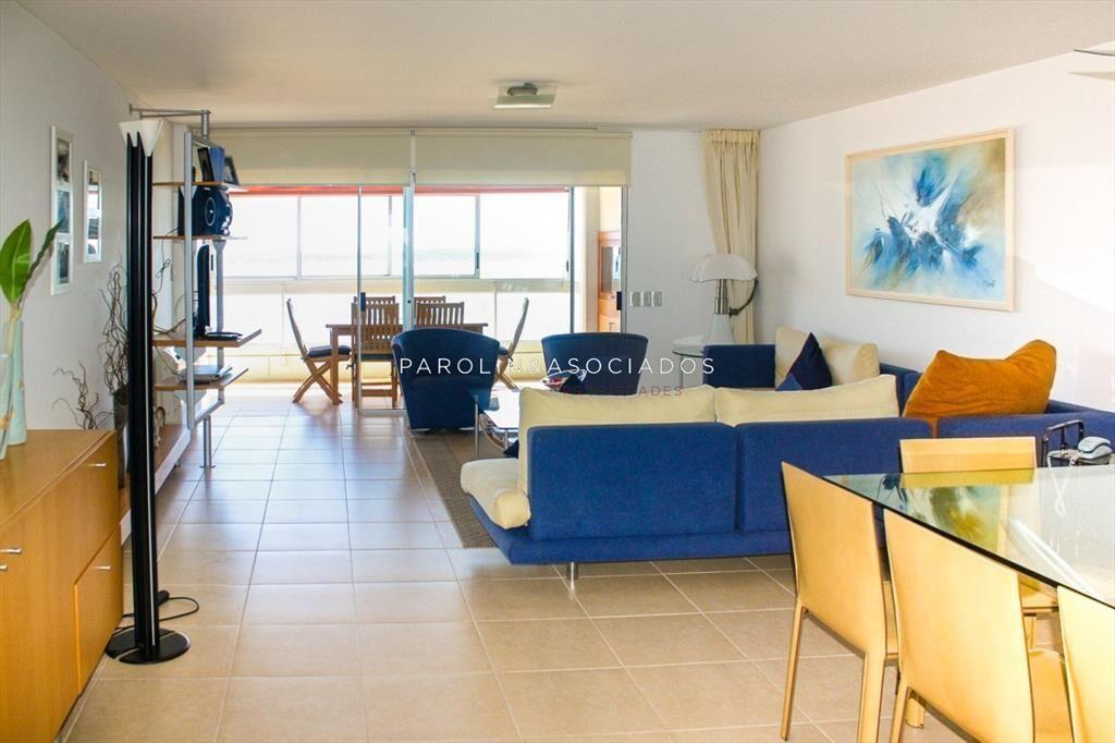 Apartamento de 3 dormitorios en venta en edificio