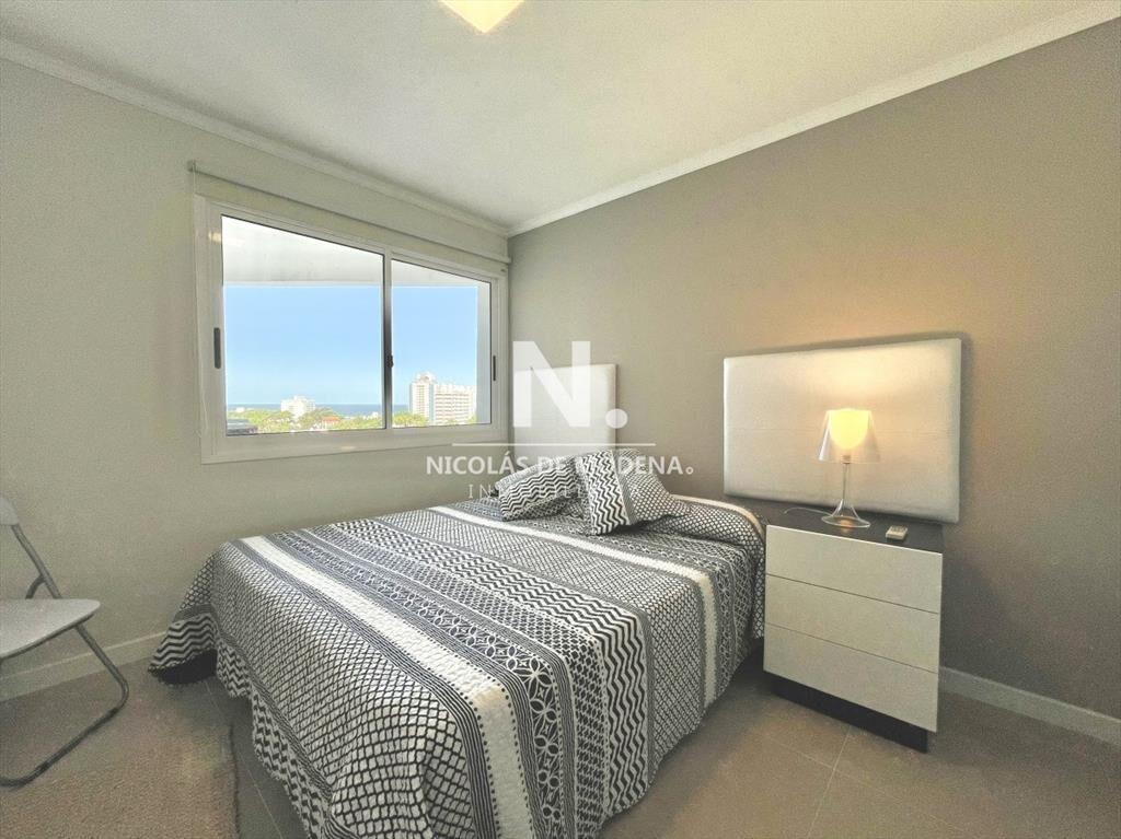Vende apartamento de 2 dormitorios en Punta del