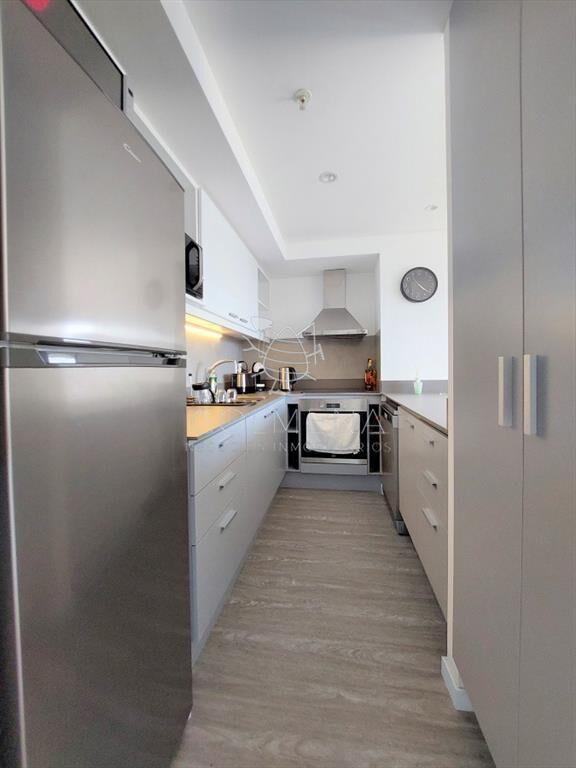 Amplio apartamento en piso alto, con excelente al