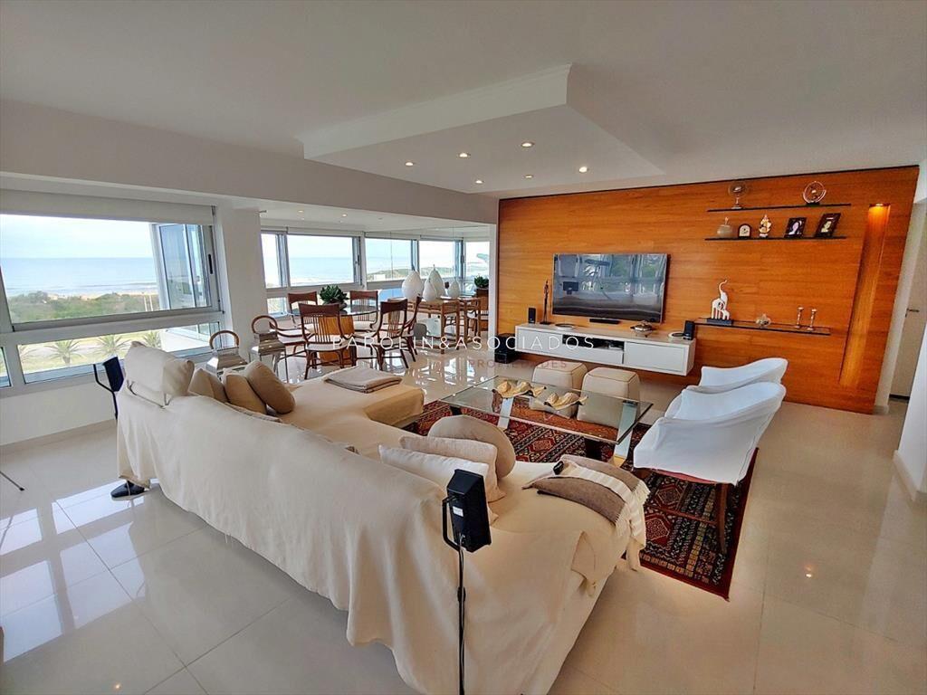 Apartamento en venta en primera fila en Le Sablón, Punta d