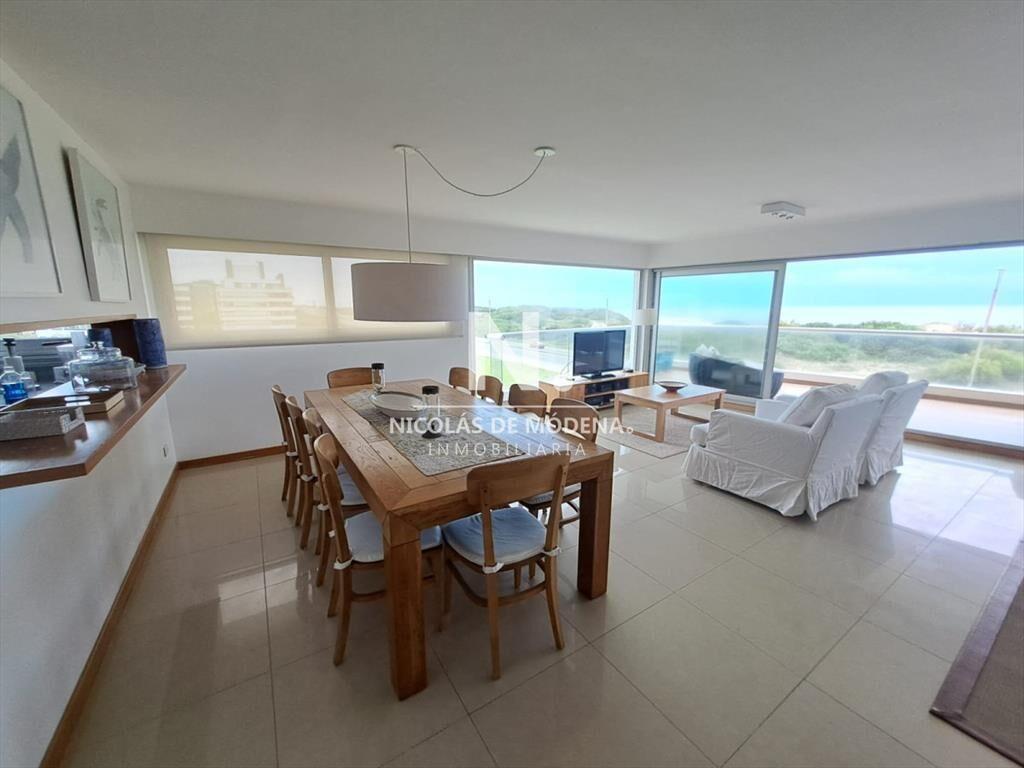 Apartamento en venta de 3 dormitorios y servcio