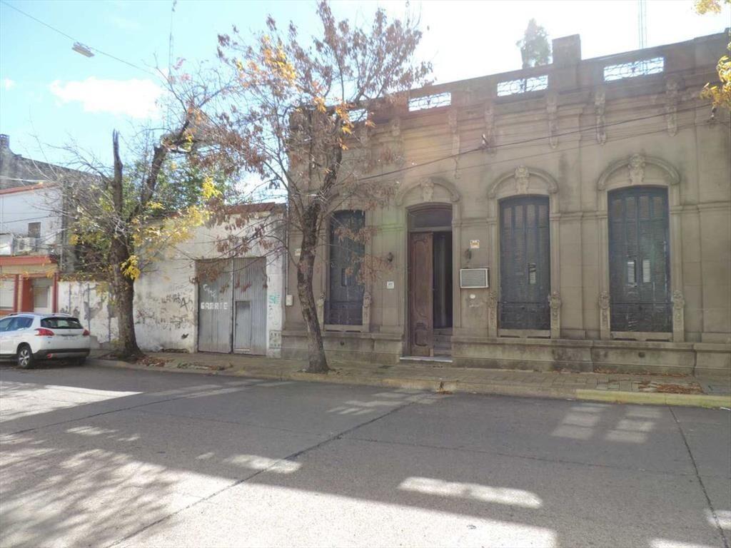 Casa céntrica gran terreno, ideal para desarrollo