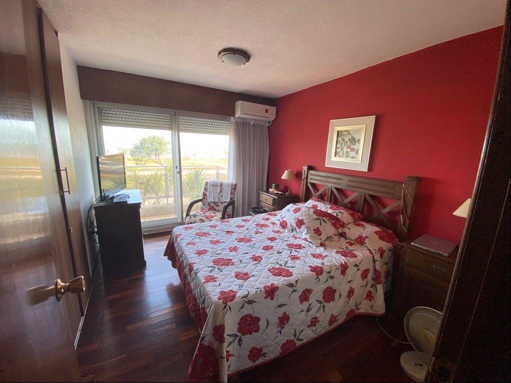 APARTAMENTO DE NIVEL EN 1ERA LINEA 3 DORMITORIOS GRAN PATIO