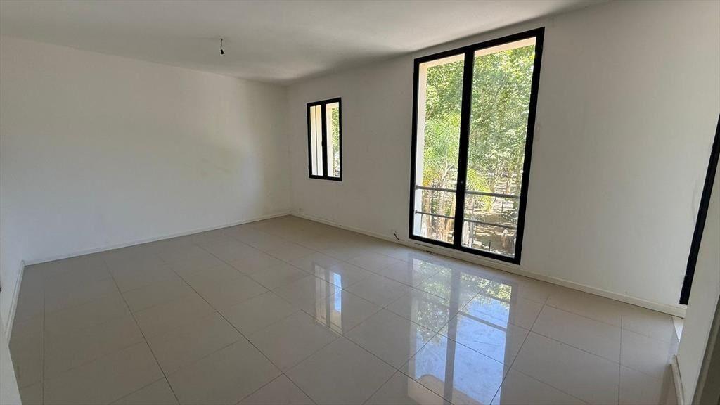Oficina a la venta con renta en Peatonal Sarandí y Juan Car