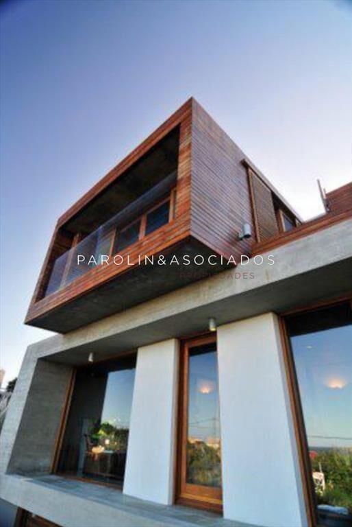 Moderna casa en venta con 3 Suites y piscina en El Chorro,