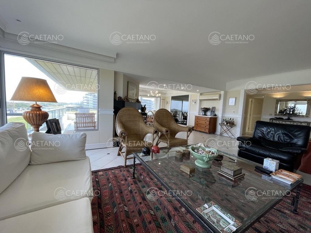 Amplio apartamento en primera línea