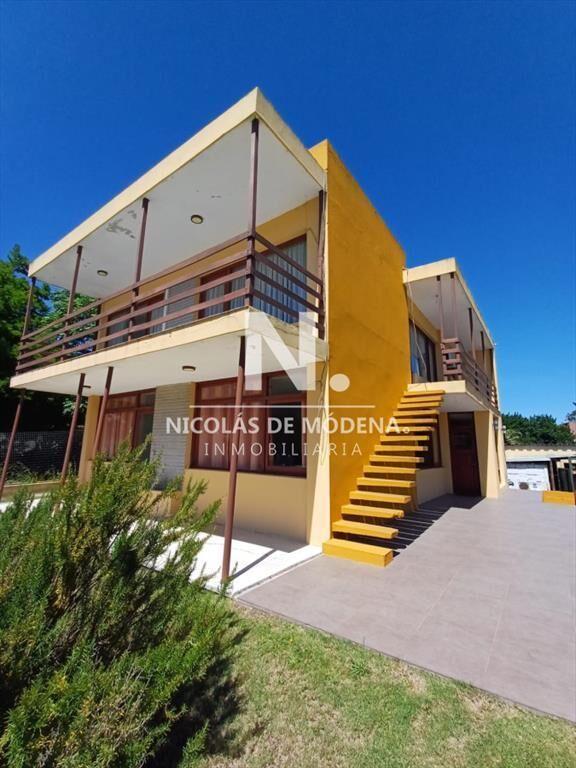 Casa de dos plantas a metros de Playa Mansa en