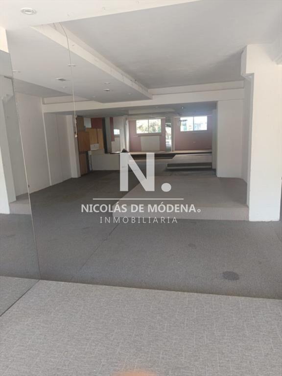 En venta local en Av Italia en Edificio
