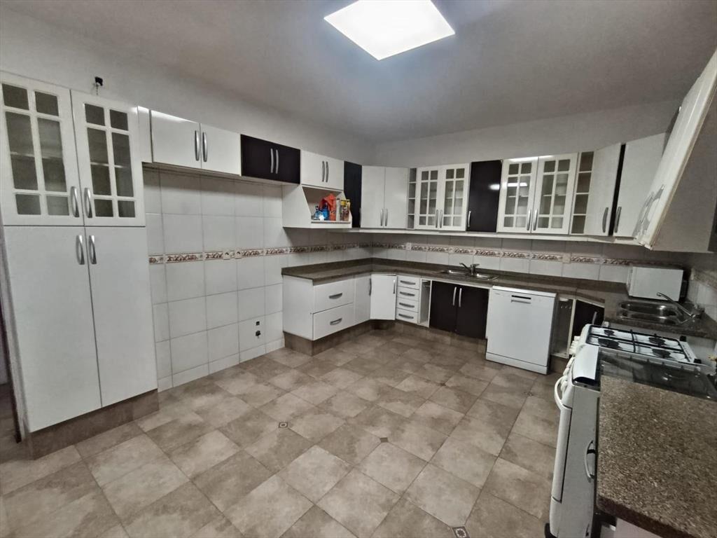 Rambla Pocitos, reciclado, 243 m2, 3 dormitorios, servicio
