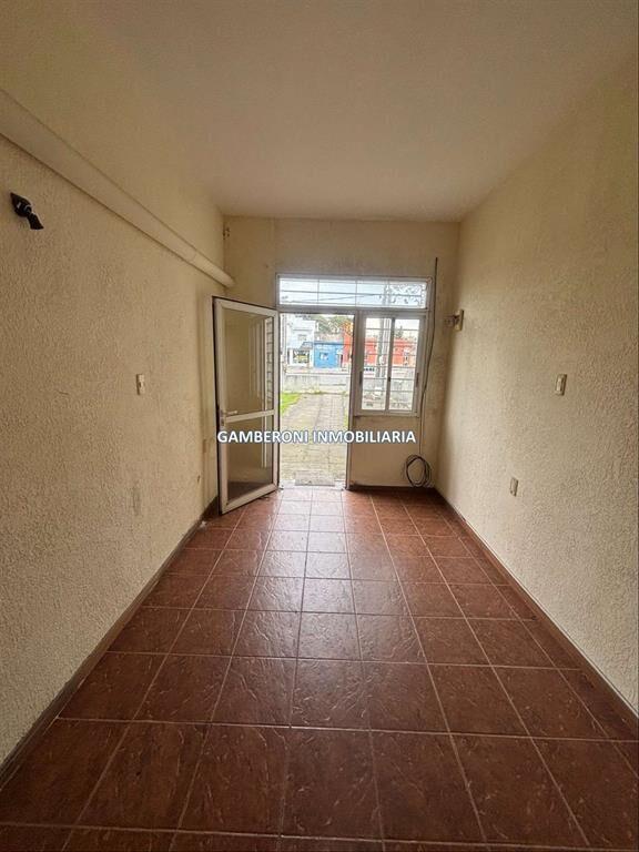 Local comercial pequeño sobre Av. Garzón y Duran