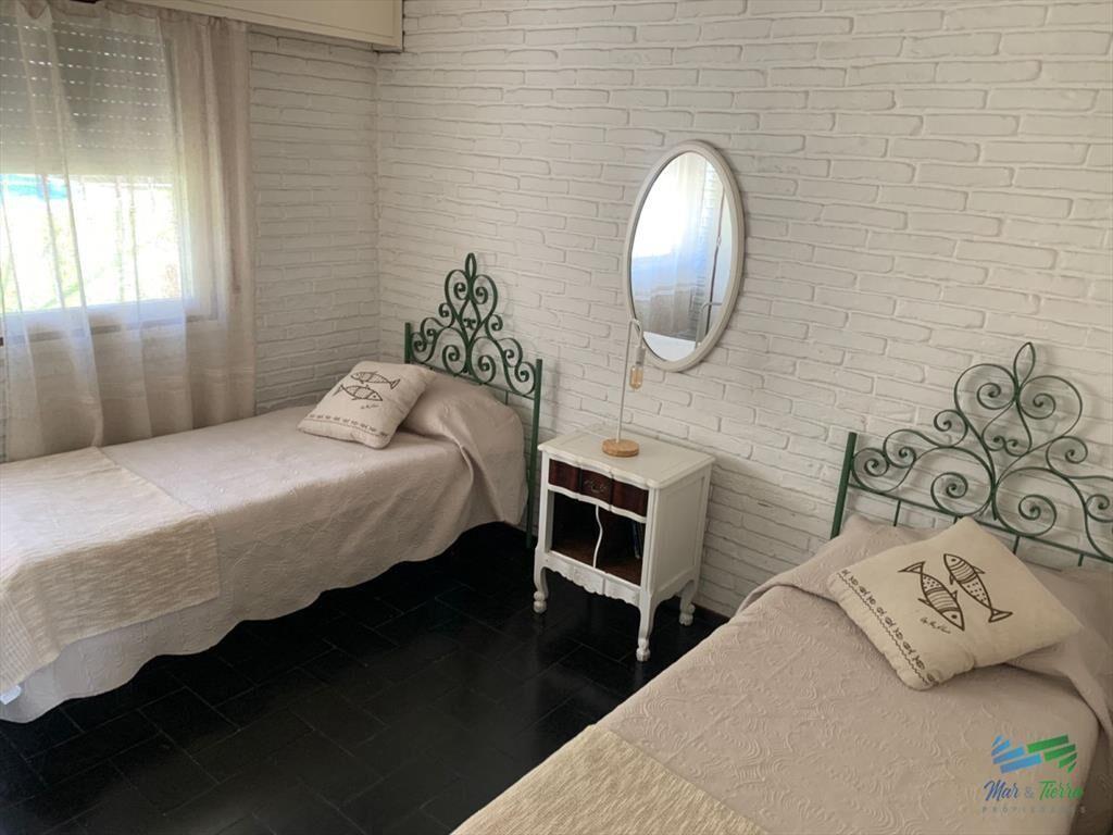 HERMOSA CASA CON MUY BUEN PARQUE EN MANSA