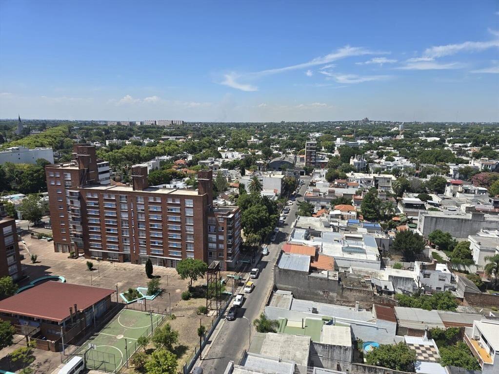 Piso alto, excelente vista y luminosidad, muy comodo.