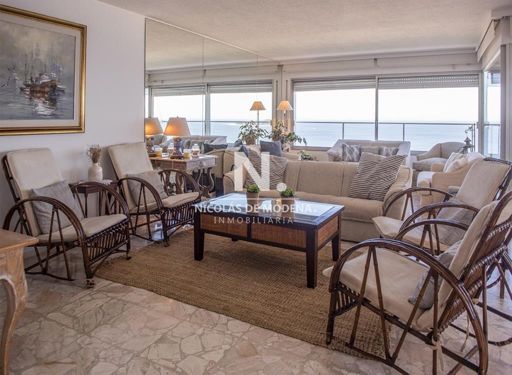 Vende Apartamento de 4 dormitorios en playa de a
