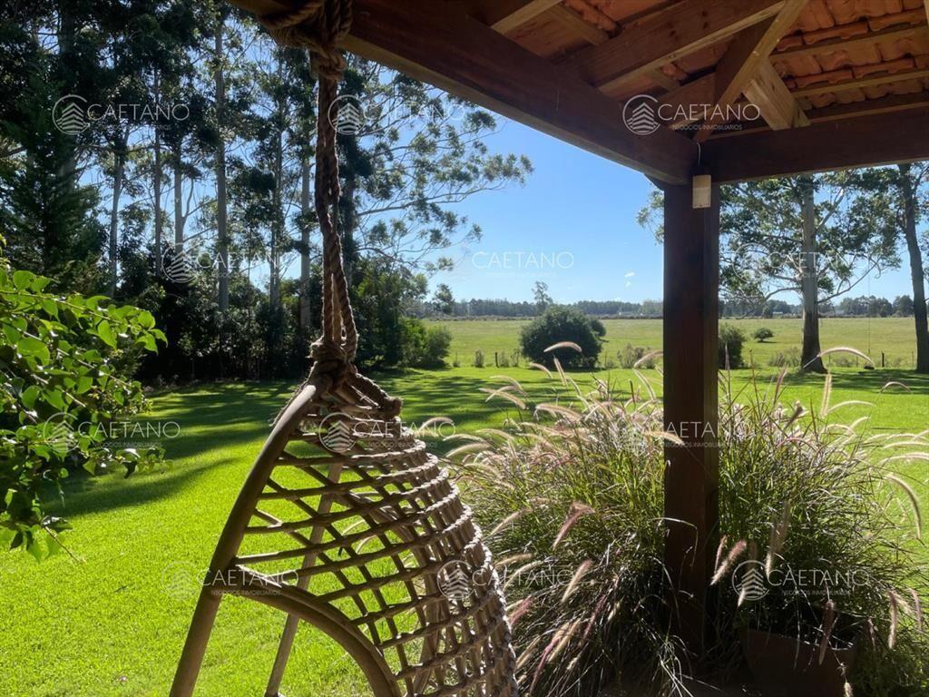 Vende impresionante casa en Punta Ballena de 2