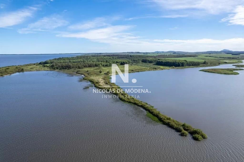 Chacra sobre Laguna del Sauce con costa, de 18 HA