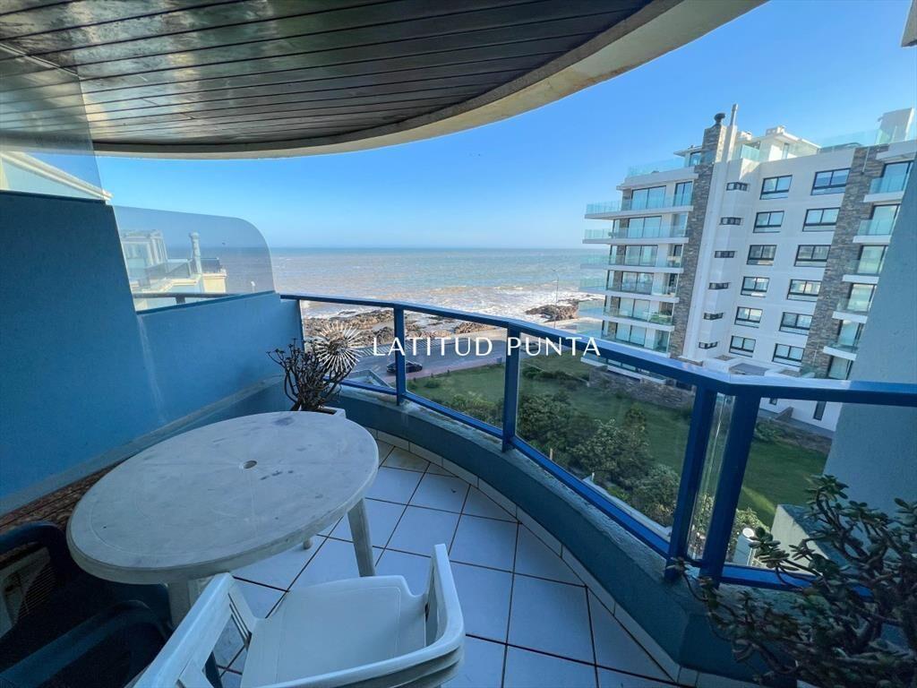Apartamento con quincho frente al mar.