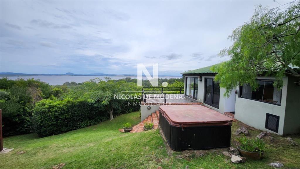 Vende casa de 4 dormitorios con vista a la laguna